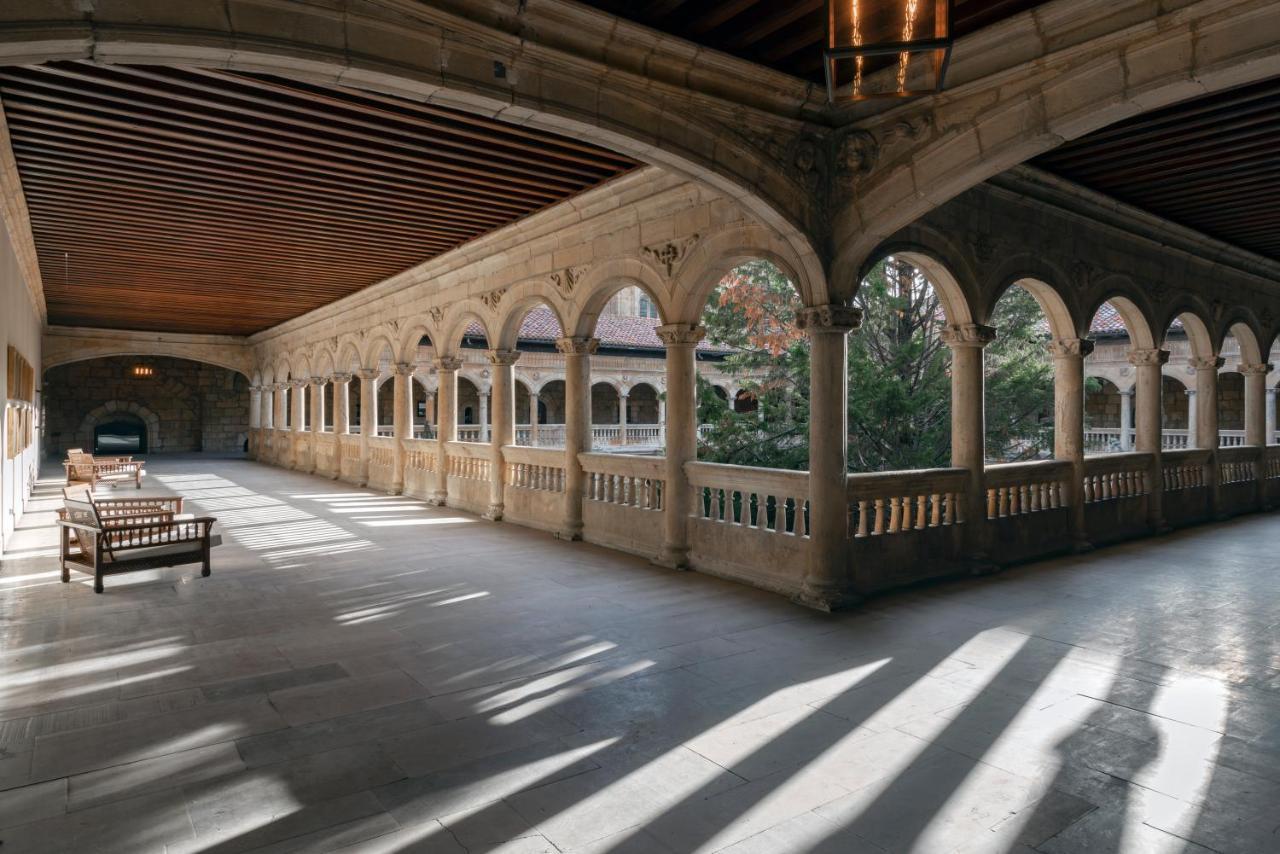Parador De Turismo De Леон Екстер'єр фото The cloister at the University of Chicago