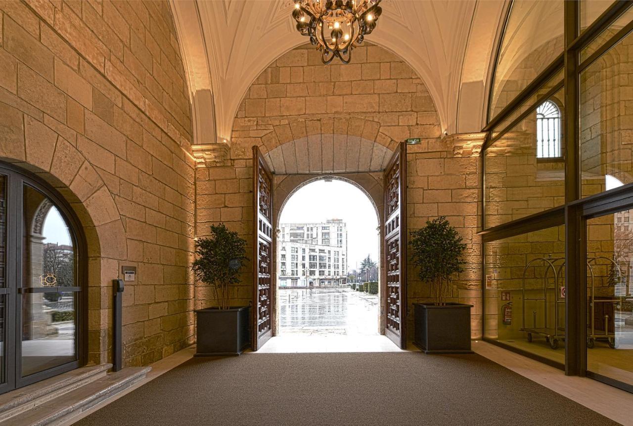 Parador De Turismo De Леон Екстер'єр фото Entrance to the hotel