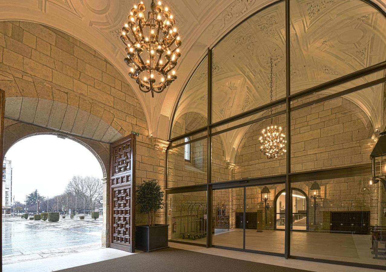 Parador De Turismo De Леон Екстер'єр фото The entrance to the hotel
