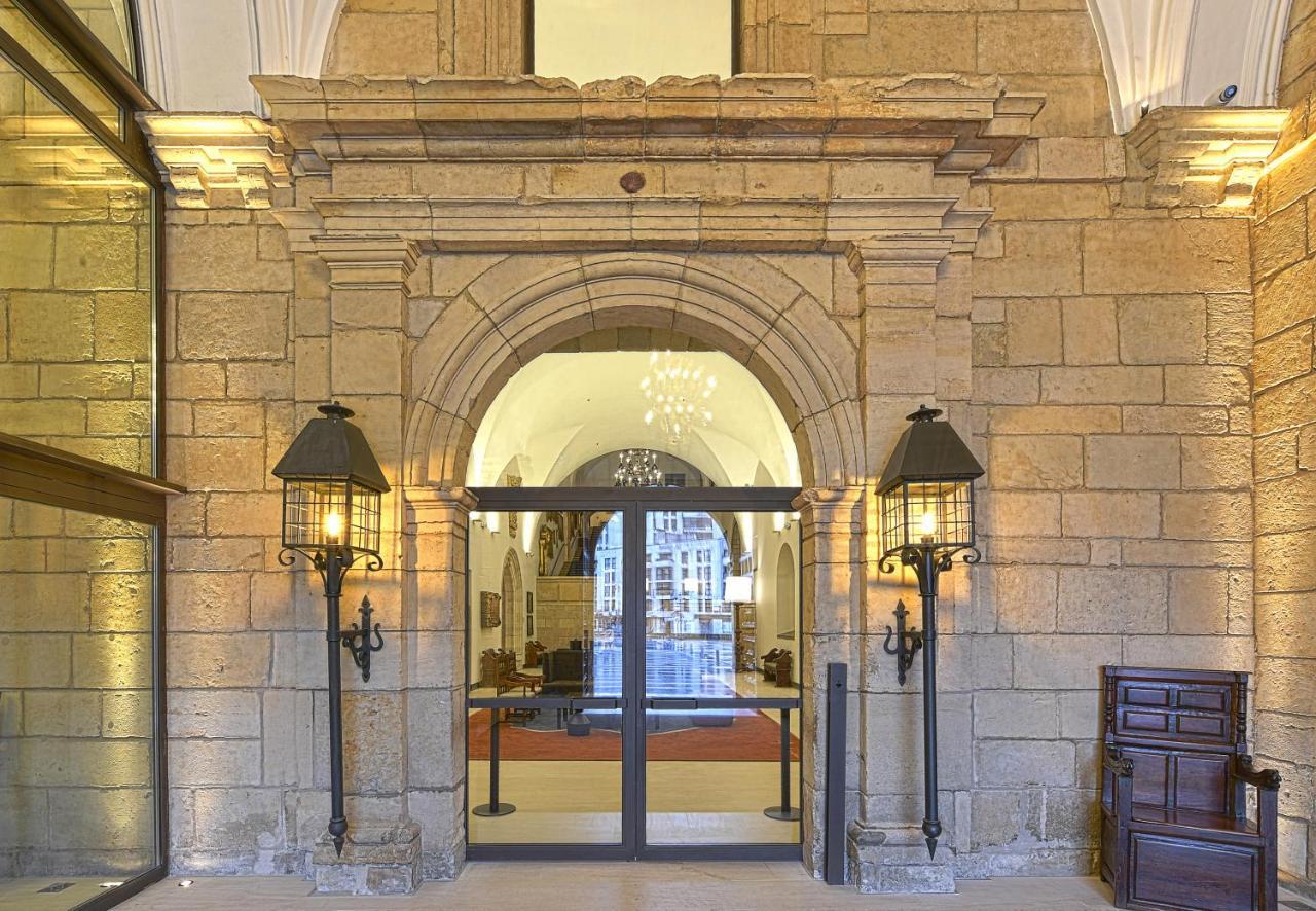 Parador De Turismo De Леон Екстер'єр фото Entrance to the hotel