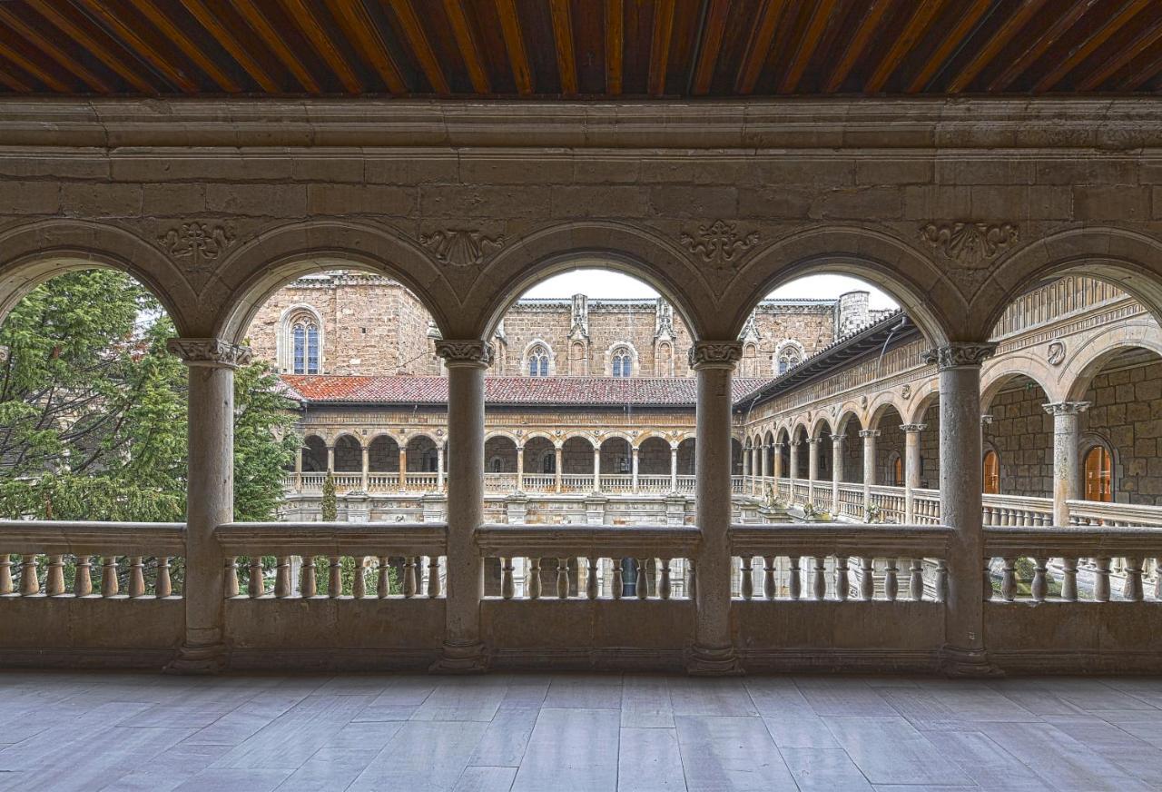 Parador De Turismo De Леон Екстер'єр фото The cloister of the University of Valencia