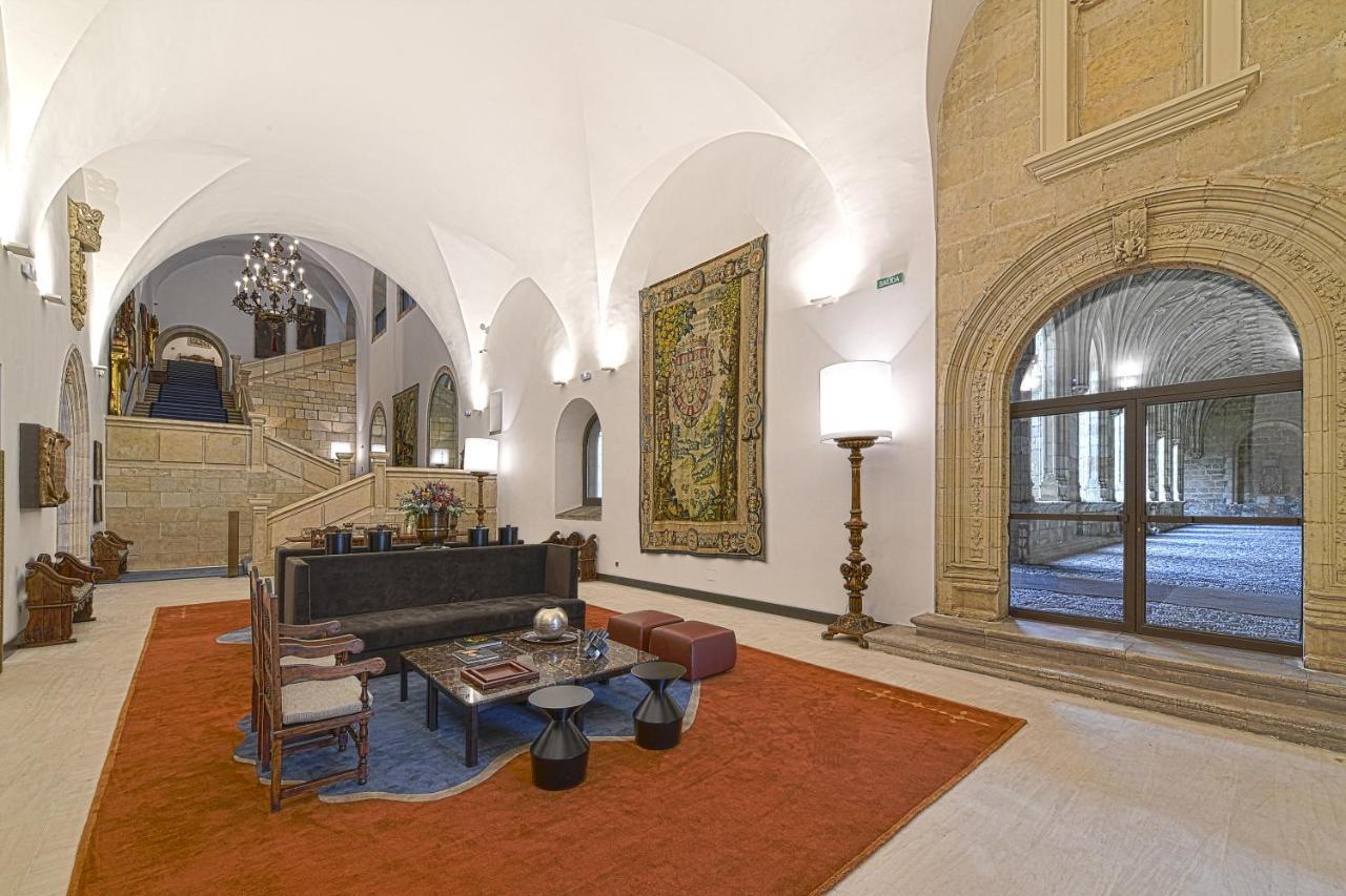 Parador De Turismo De Леон Екстер'єр фото The lobby of the hotel