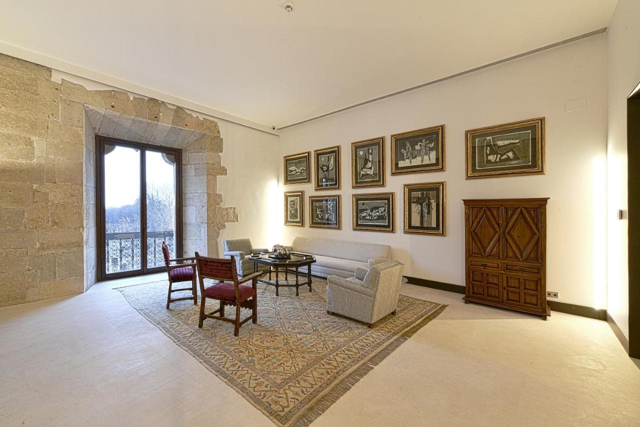 Parador De Turismo De Леон Екстер'єр фото The living room of the suite