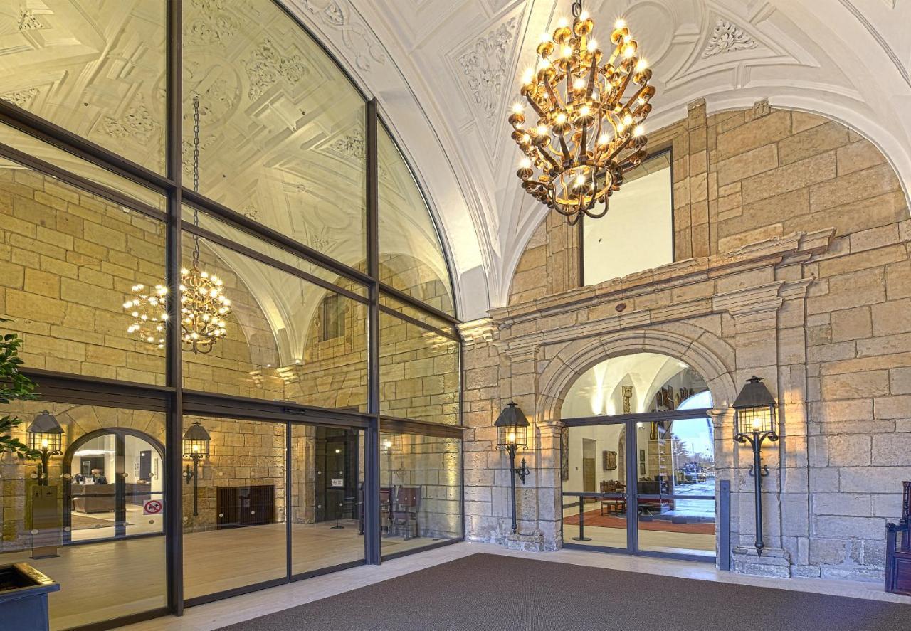 Parador De Turismo De Леон Екстер'єр фото The interior of the hotel