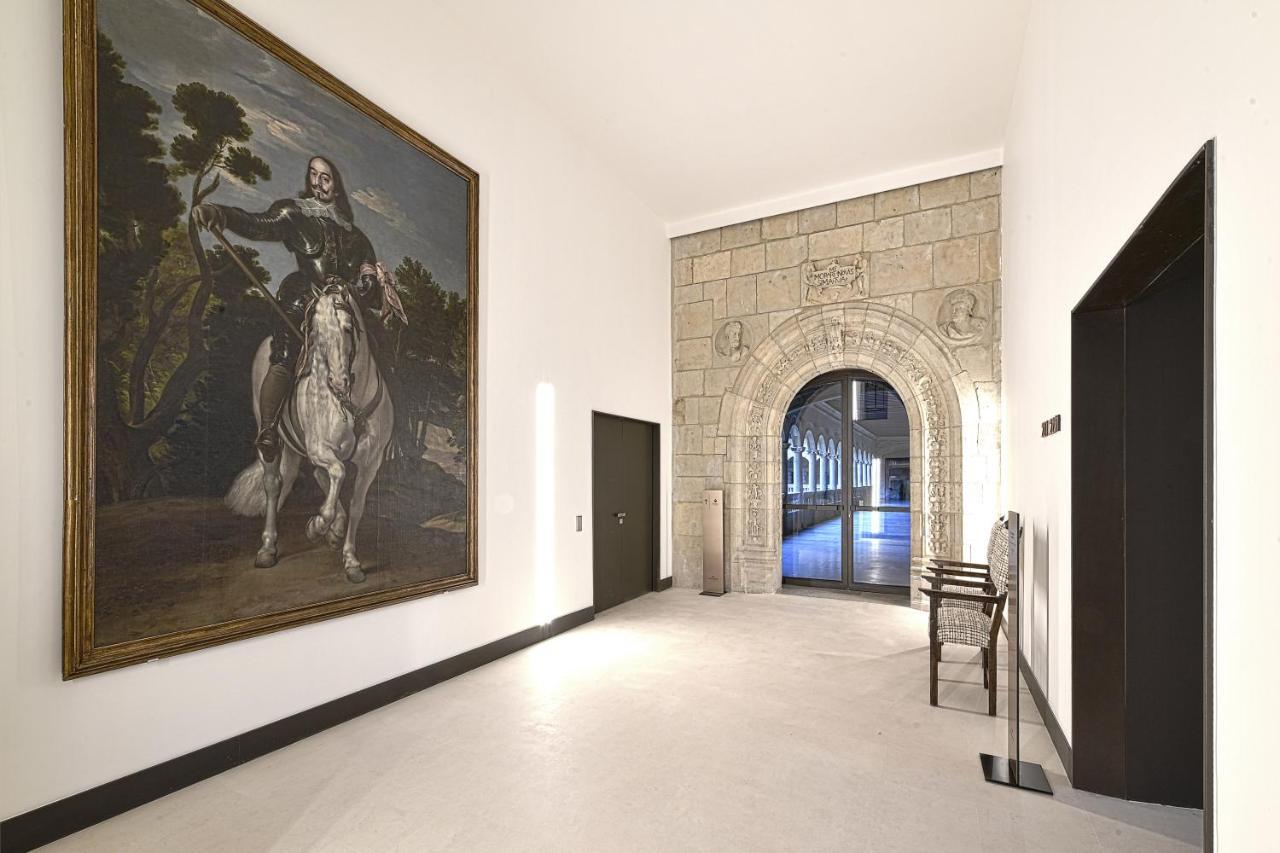 Parador De Turismo De Леон Екстер'єр фото Interior of the museum
