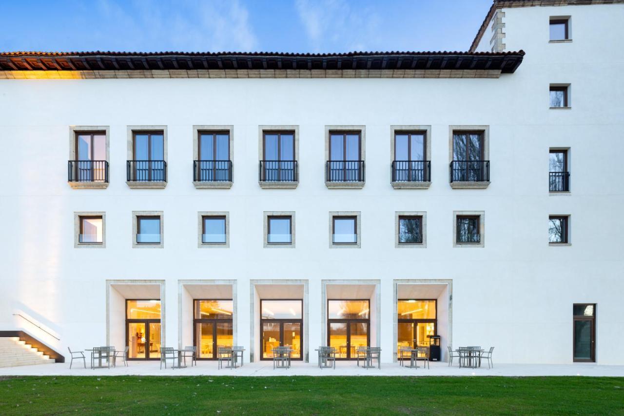Parador De Turismo De Леон Екстер'єр фото The main building of the hotel